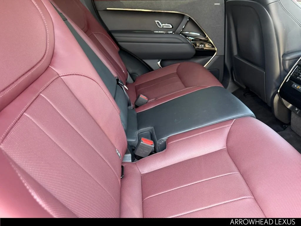 Used 2023 Gray Land Rover SE Dynamic image 13