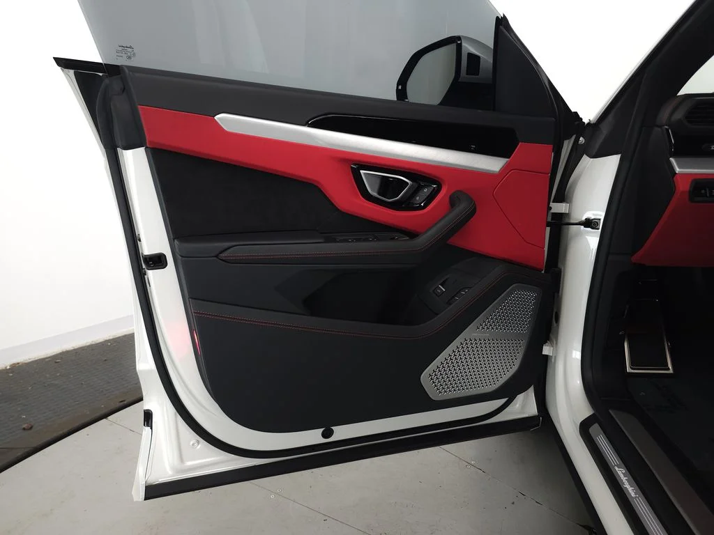 Used 2023 Balloon White Metallic Lamborghini S image 5