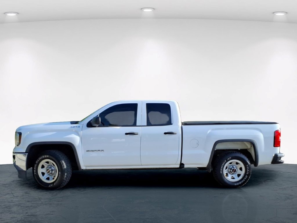 Used 2018 White GMC Base image 11