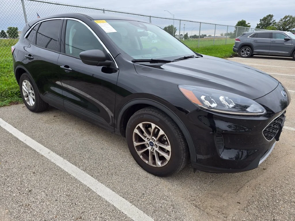 Used 2022 Black Ford SE image 4