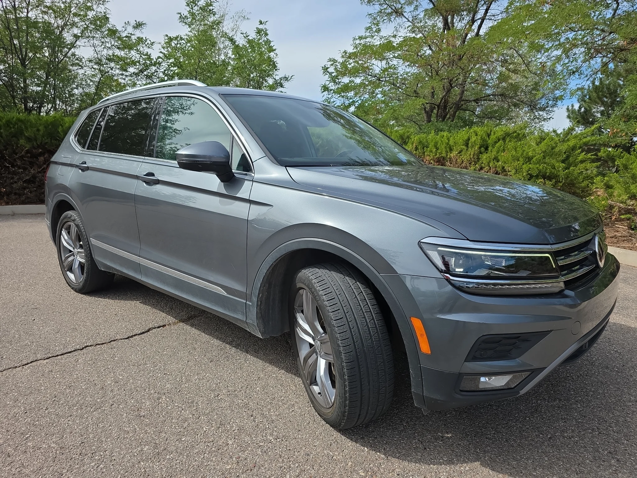 Used 2018 Platinum Gray Metallic Volkswagen SEL Premium image 4