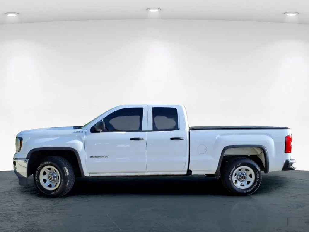 Used 2018 White GMC Base image 11