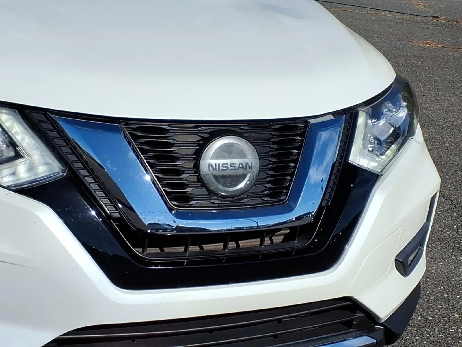 Used 2020 Pearl White Tricoat Nissan SL image 16