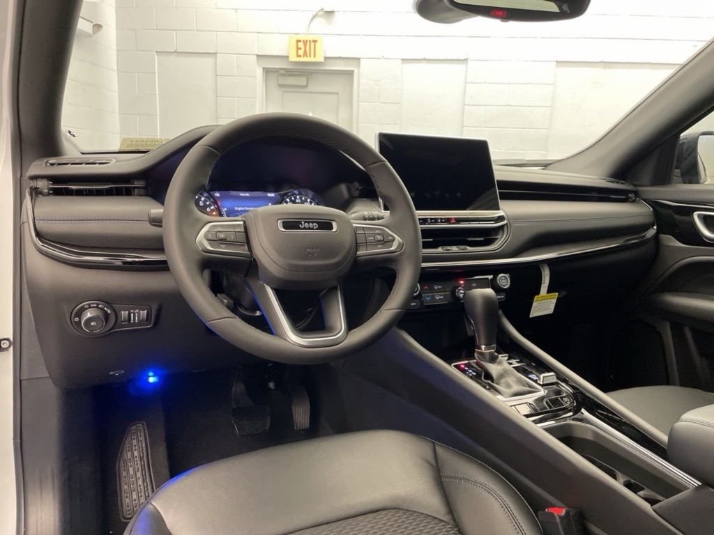 New 2026 Bright White Clear-Coat Exterior Paint Jeep Latitude image 9