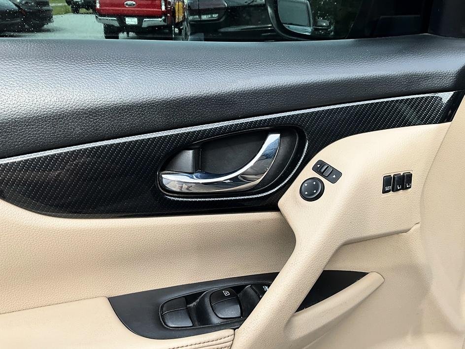 Used 2018 Green Nissan SL image 12