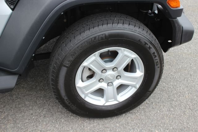 Used 2023 Silver Jeep Sport S image 32