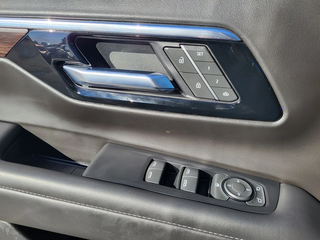 Used 2025 Lakeshore Blue Metallic Chevrolet LT image 16
