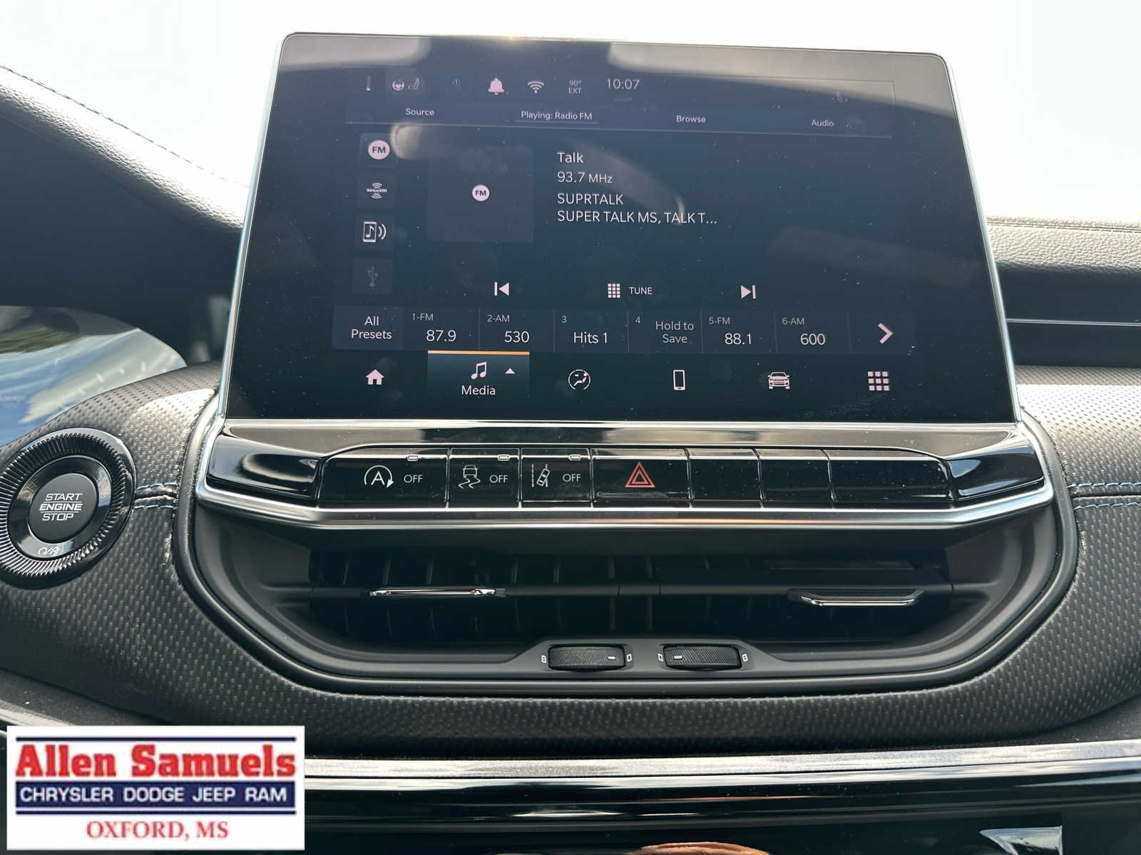 New 2026 Diamond Black Crystal Pearl-Coat Exterior Paint Jeep Latitude image 23