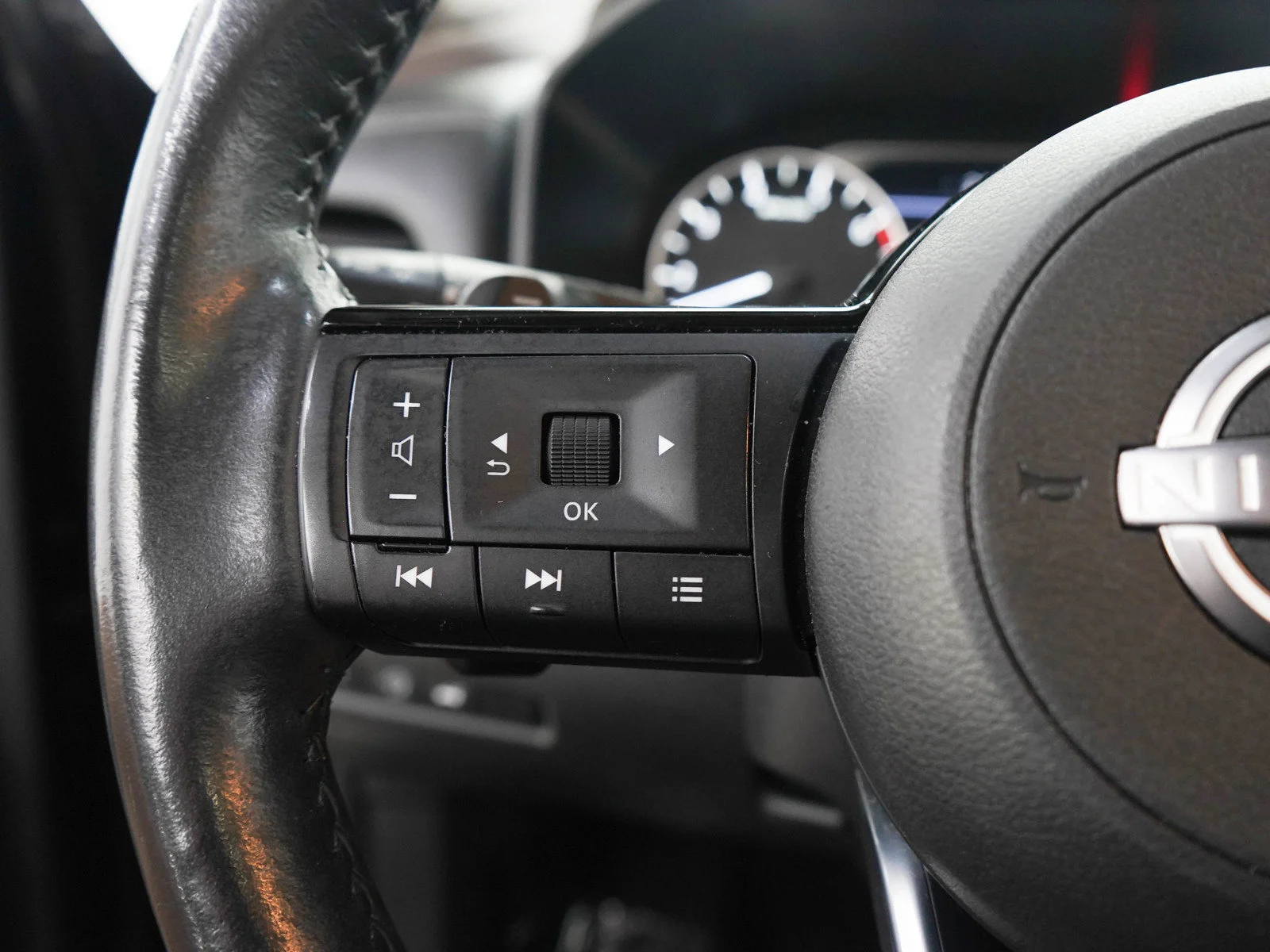 Used 2023 Super Black Nissan SV image 25