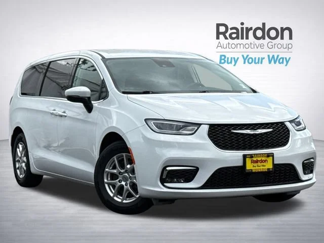2023 Chrysler Pacifica Touring L's photo