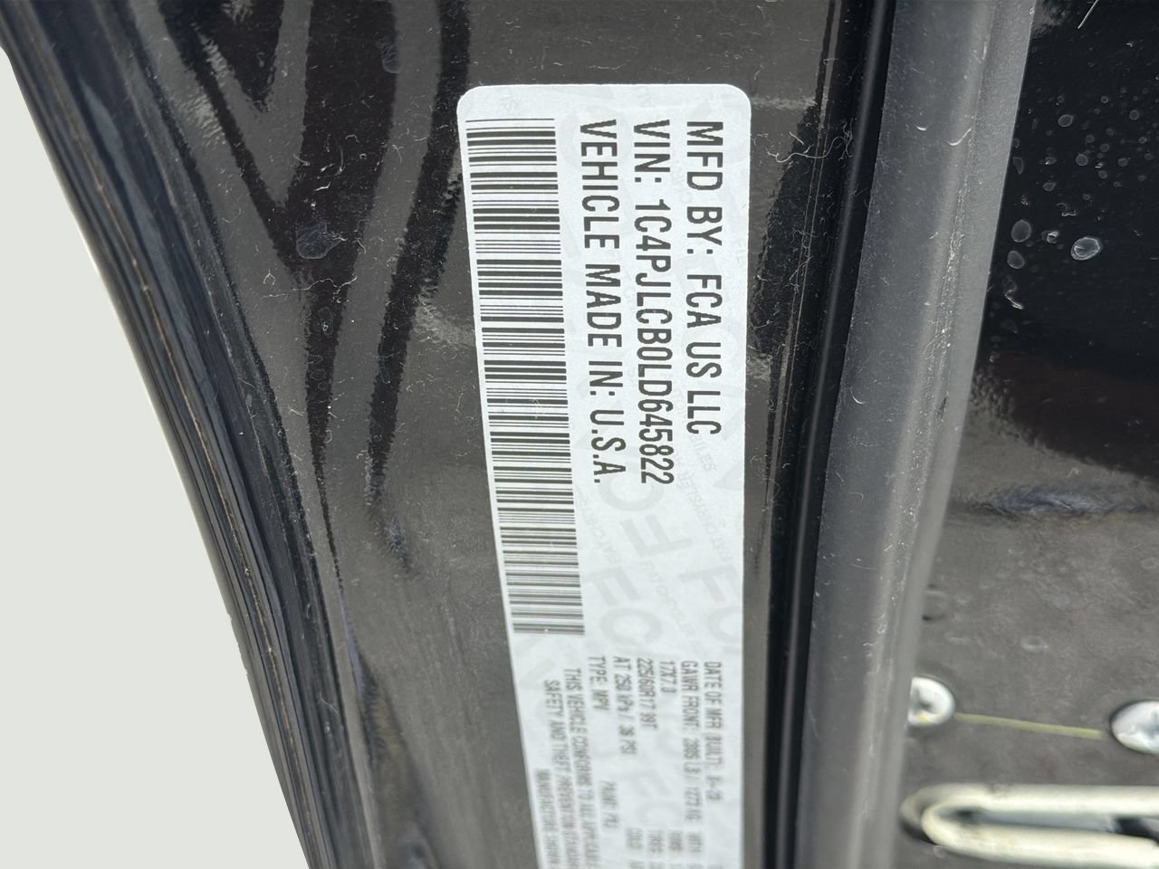 Used 2020 Diamond Black Crystal Pearlcoat Jeep Latitude image 31