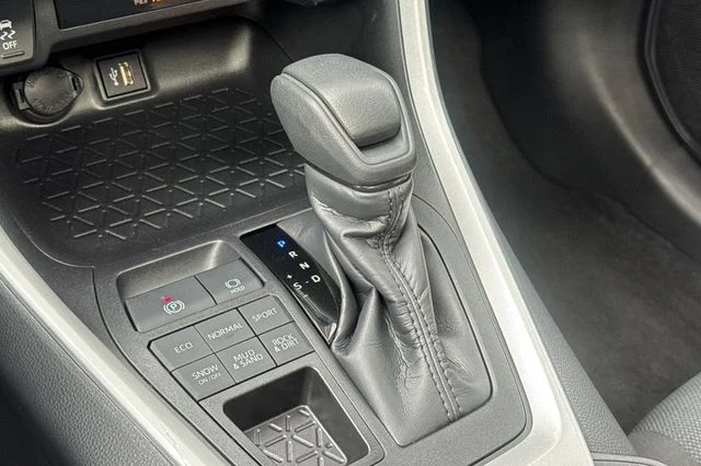 2025 Toyota RAV4 XLE - Photo 25