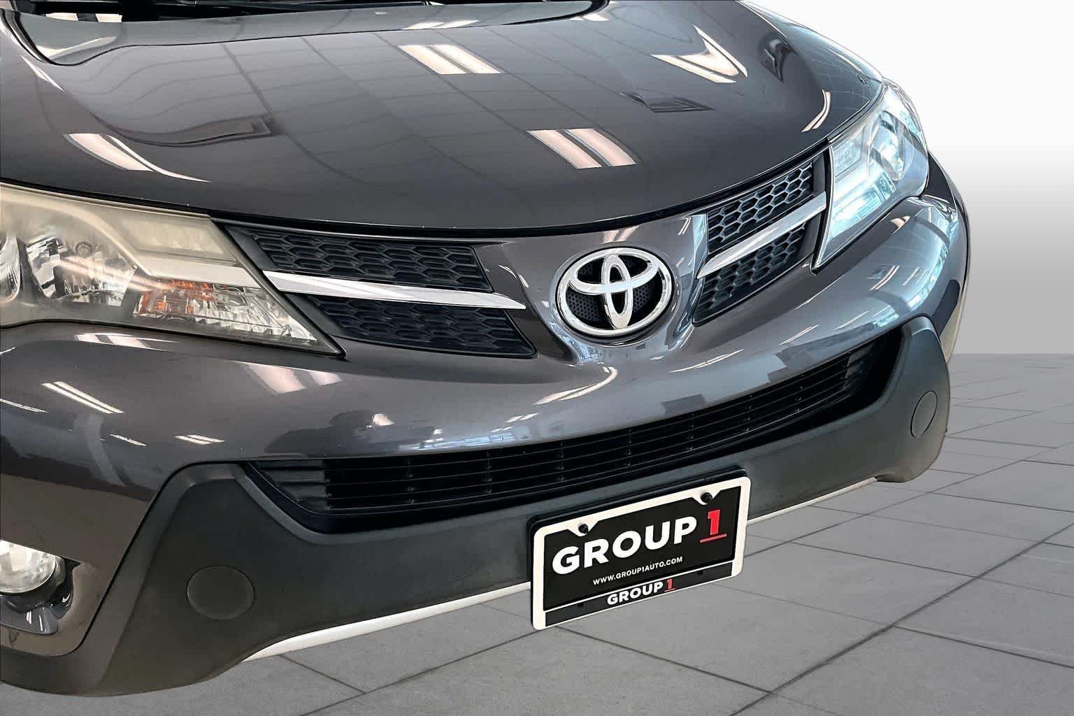 Used 2015 Magnetic Gray Metallic Toyota XLE image 28