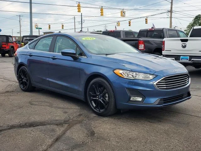 Used 2019 Blue Metallic Ford SE image 2