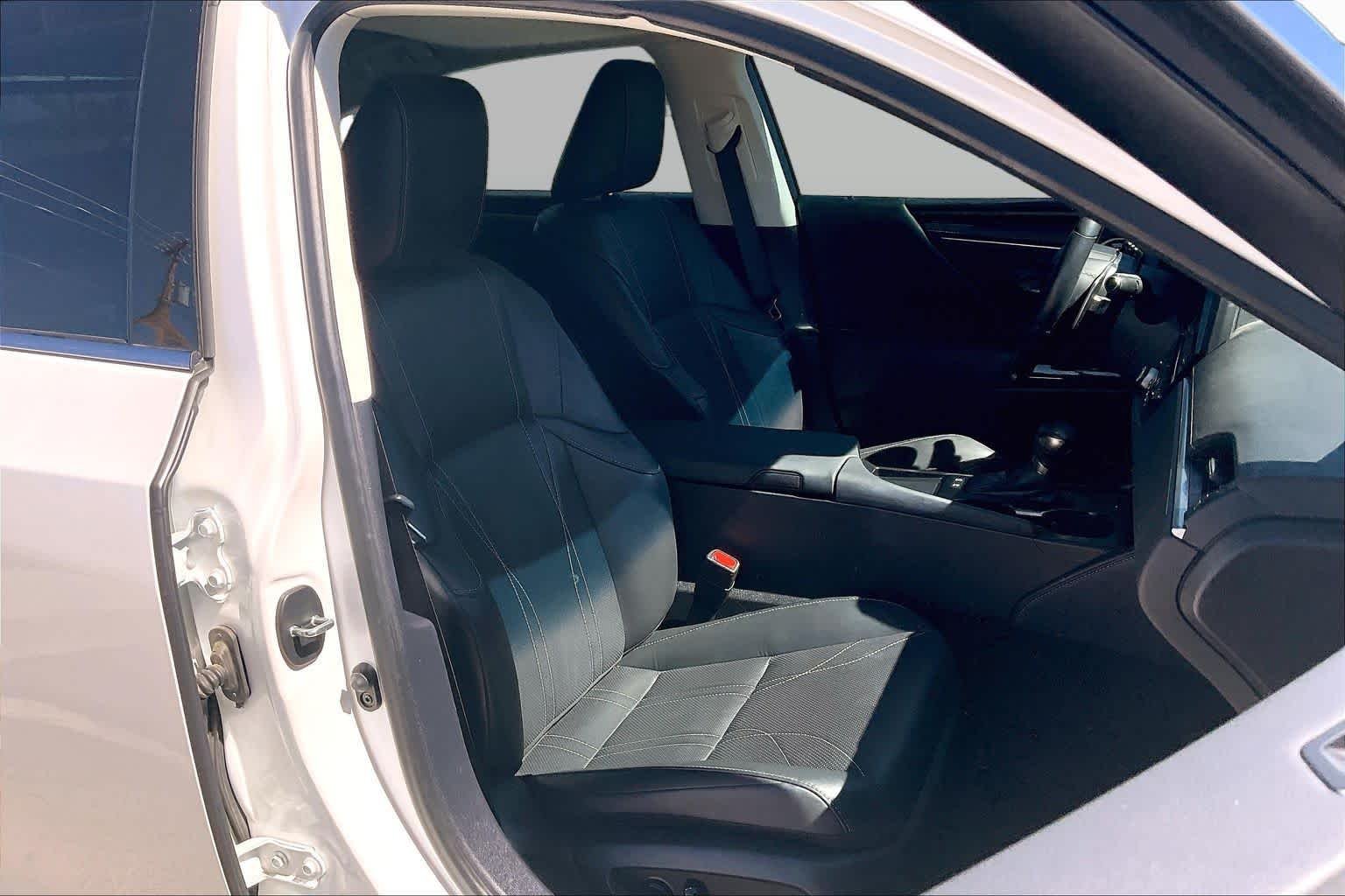 Used 2024 Eminent White Pearl Lexus Luxury image 9