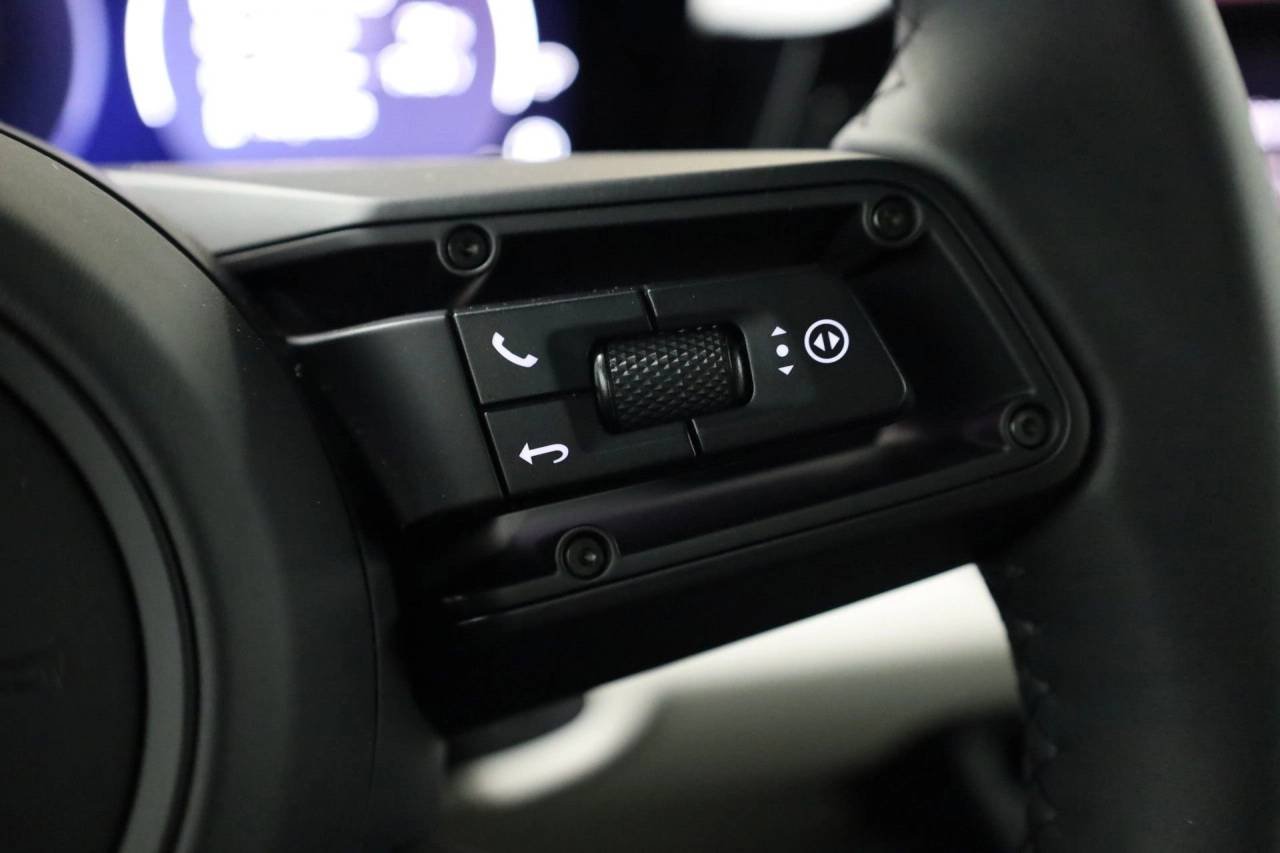 2025 Porsche Macan Turbo Electric - Photo 27
