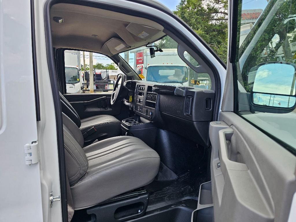 2025 GMC Savana Cargo Work Van - Photo 18