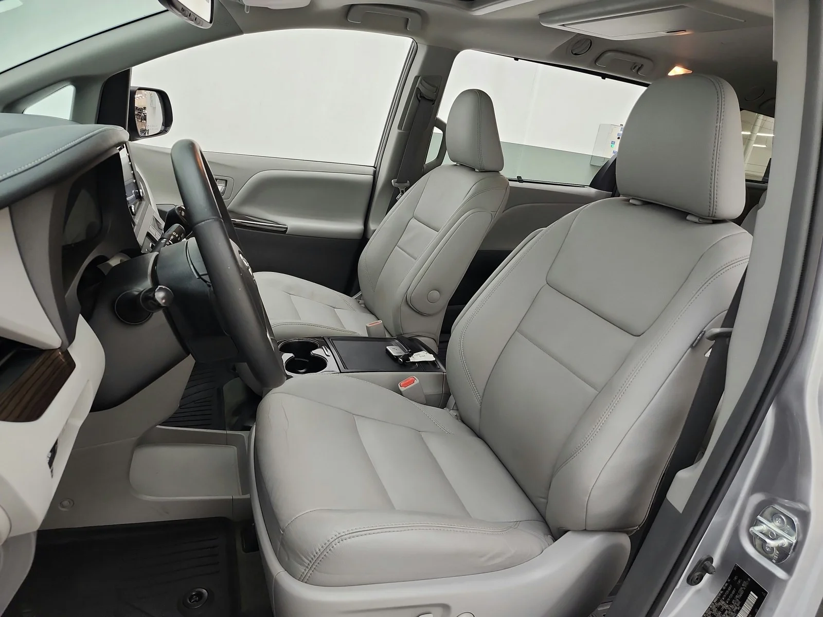 Used 2018 Silver Sky Metallic Toyota XLE Premium image 10