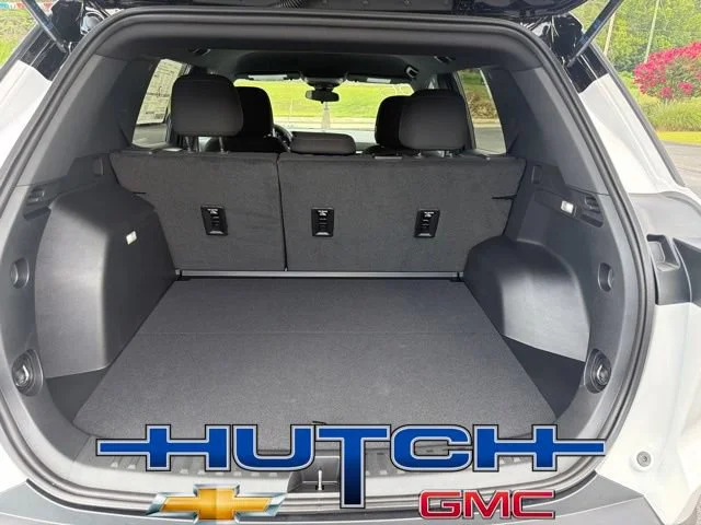 New 2027 Summit White Chevrolet LT image 16
