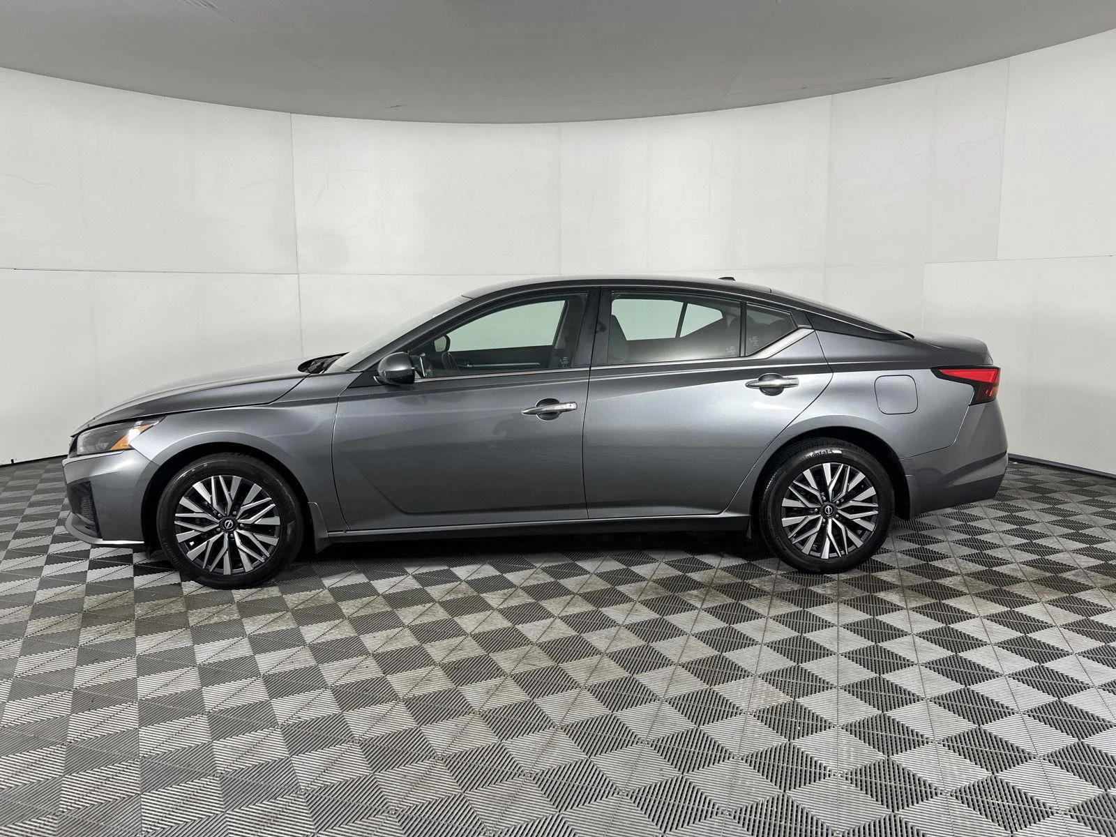 Used 2023 Gun Metallic Nissan 2.5 SV image 5