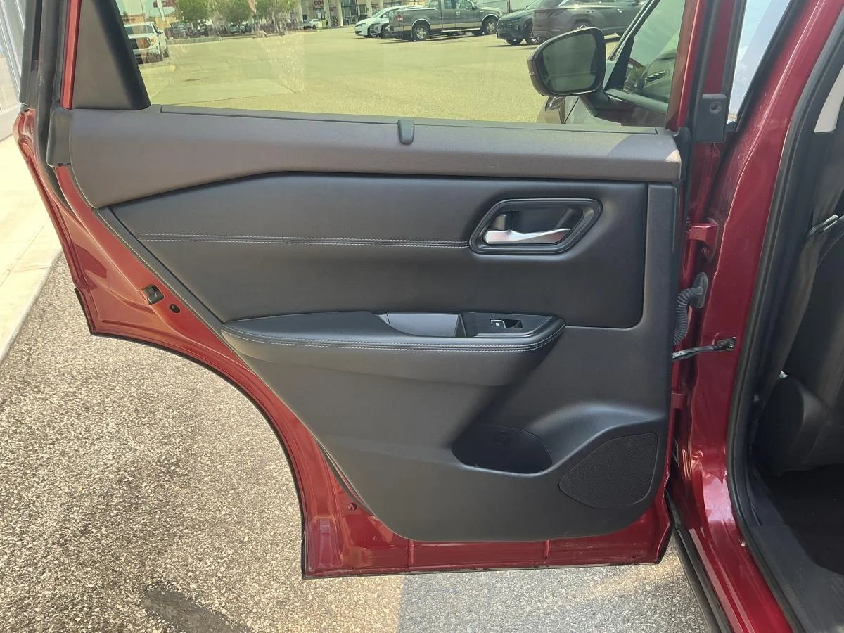 Used 2023  Nissan SL image 34