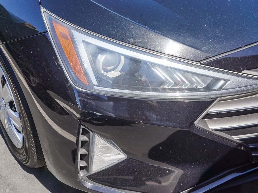 Used 2019 Black Hyundai SE image 10