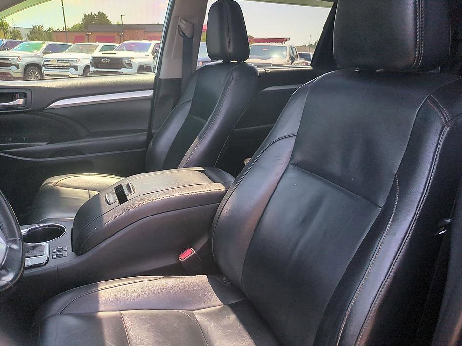 Used 2019 CELESTIAL SILVER METALLIC Toyota SE image 13