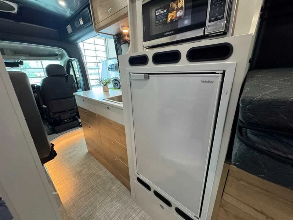 New 2027 BRIGHT SILVER METALLIC AIRSTREAM  image 25