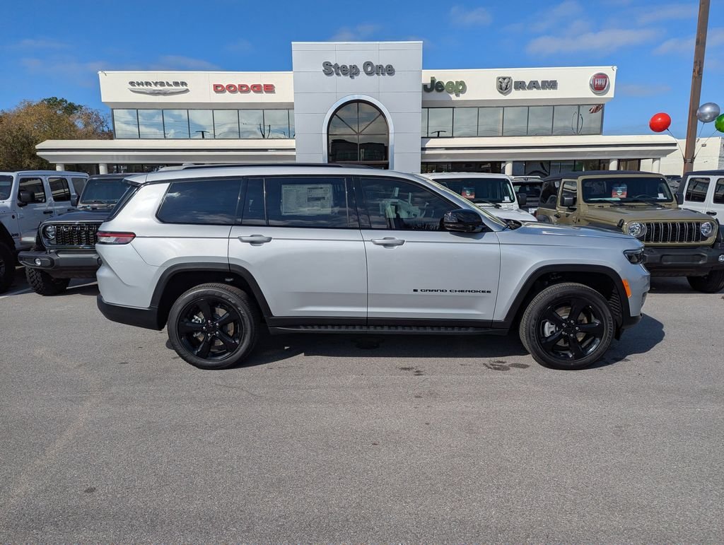 New 2025 Silver Zynith Exterior Paint Jeep Altitude X image 4