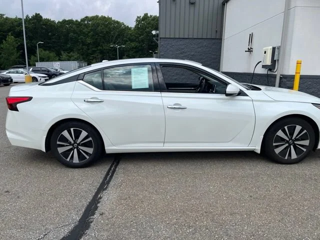 Used 2022 Pearl White Tricoat Nissan 2.5 SL image 2