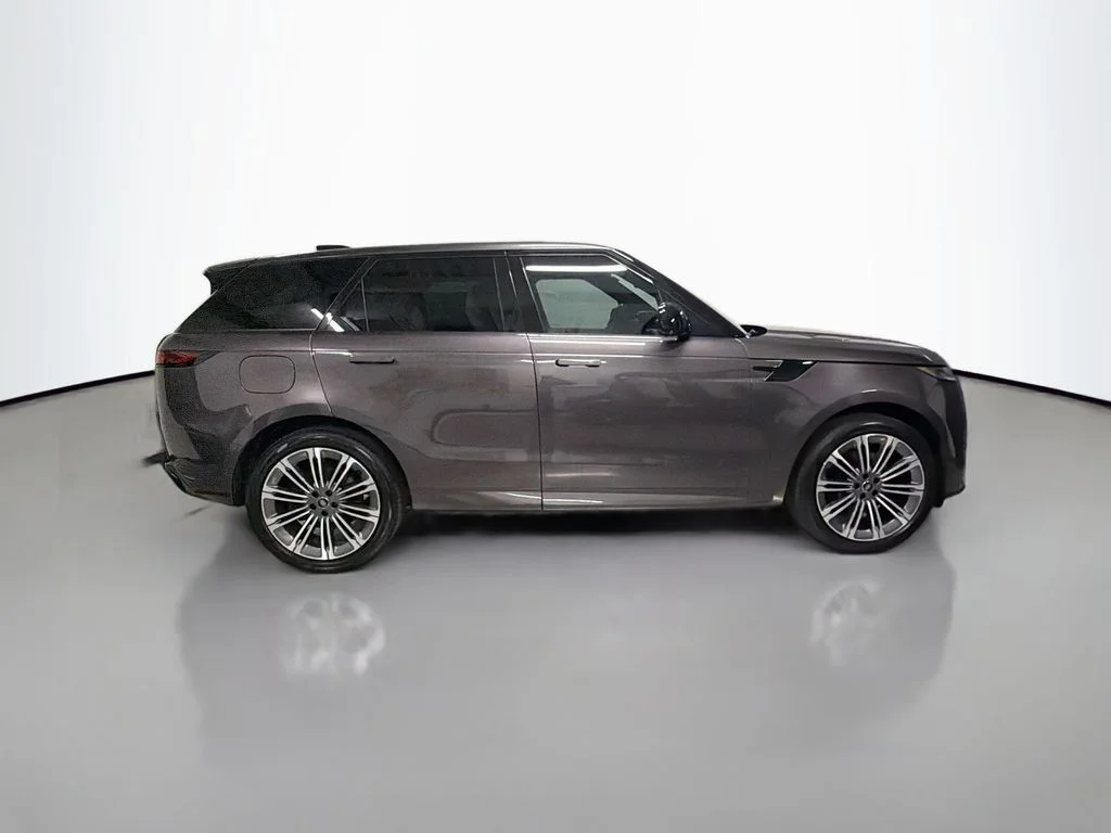 Certified Used 2024  Land Rover Dynamic SE image 8