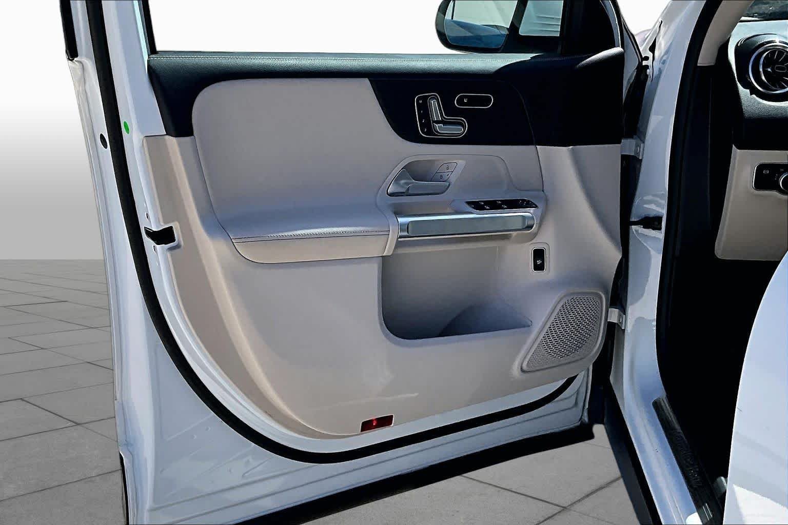 Used 2023 Polar White Mercedes-Benz GLB 250 image 20