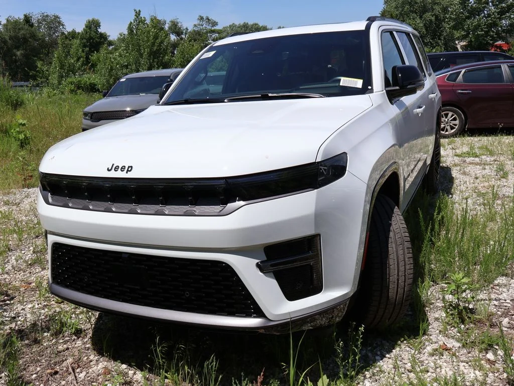 New 2026 Bright White Clear-Coat Exterior Paint Jeep Limited Reserve image 3