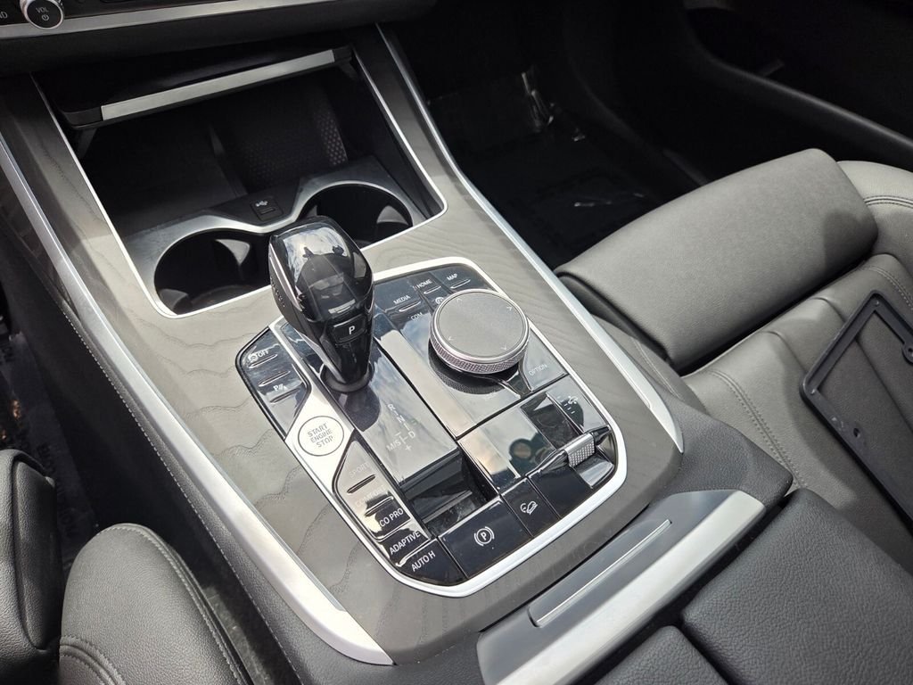 Used 2021 White BMW xDrive40i image 29