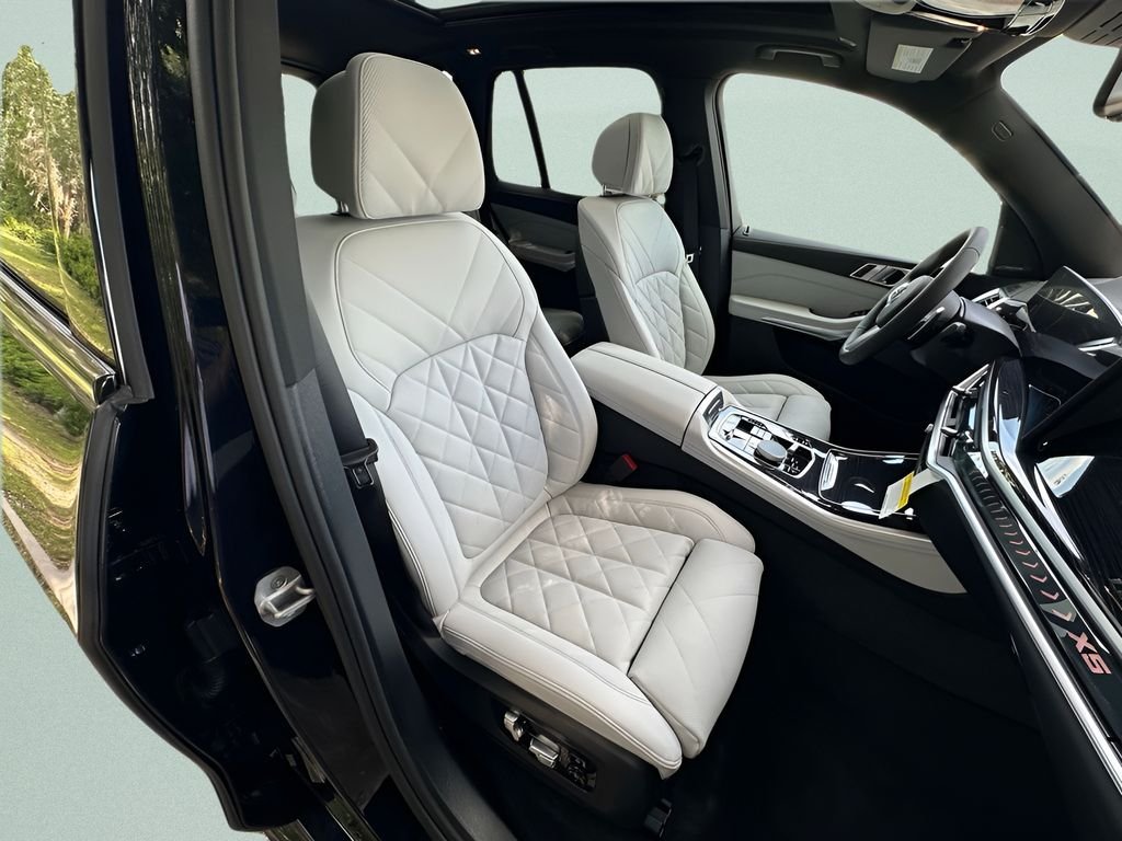 New 2026 Carbon Black Metallic BMW xDrive50e image 24