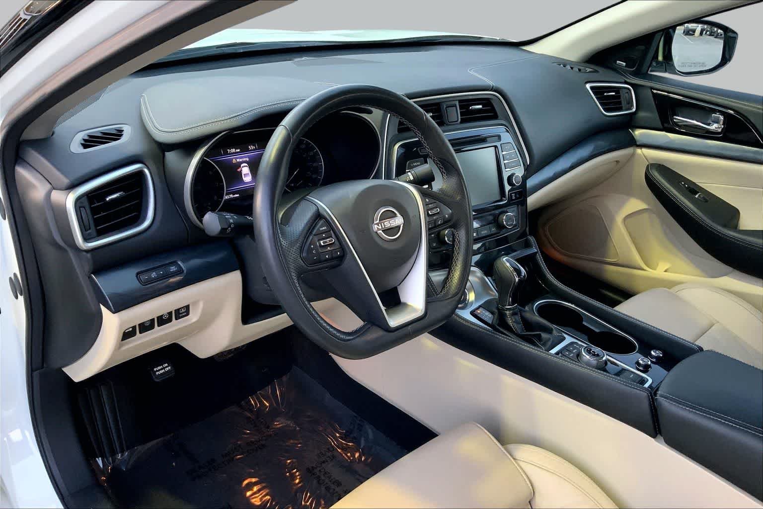 Used 2023 Pearl White Tricoat Nissan Platinum image 17