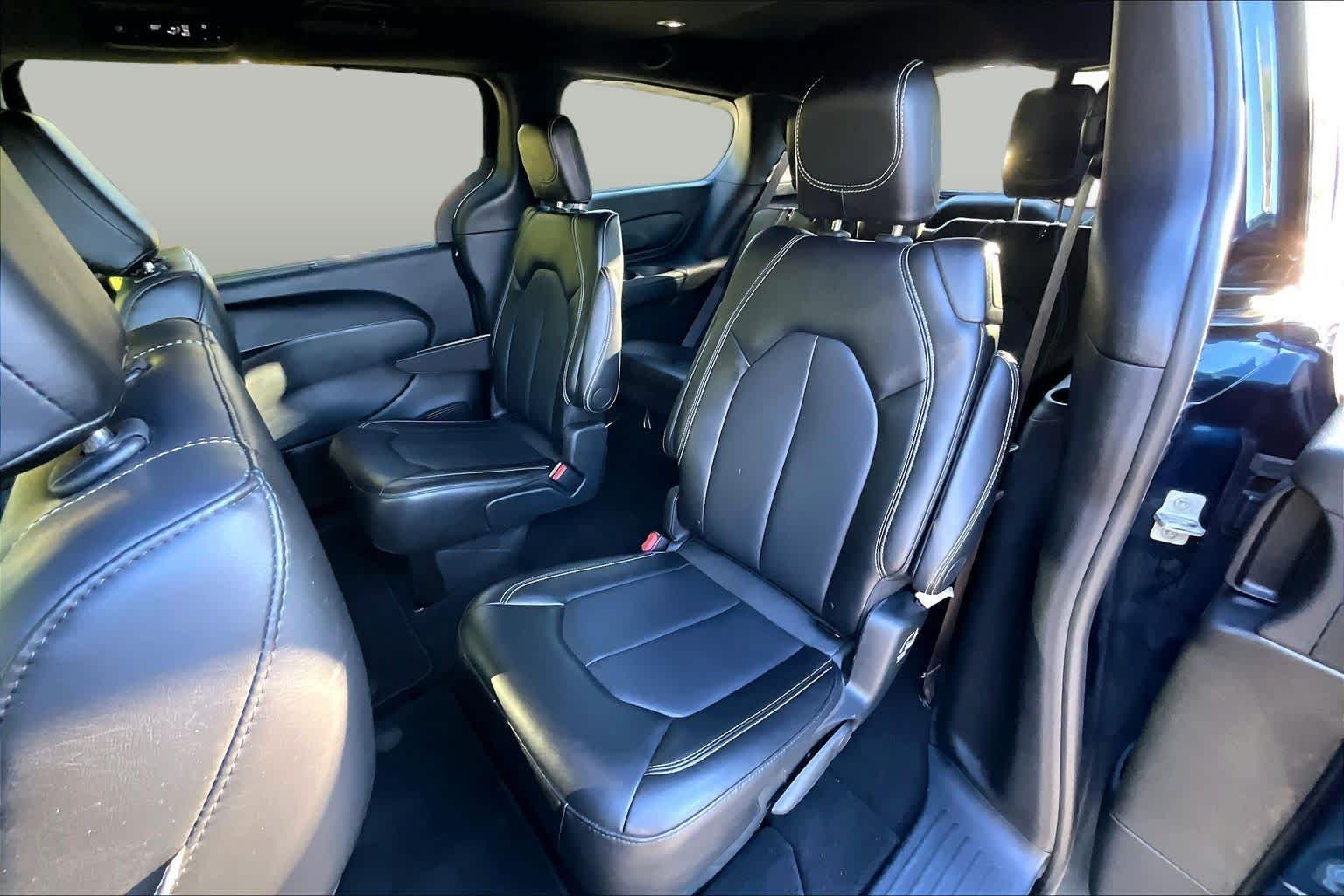 Used 2025 Fathom Blue Pearlcoat Chrysler Select image 19