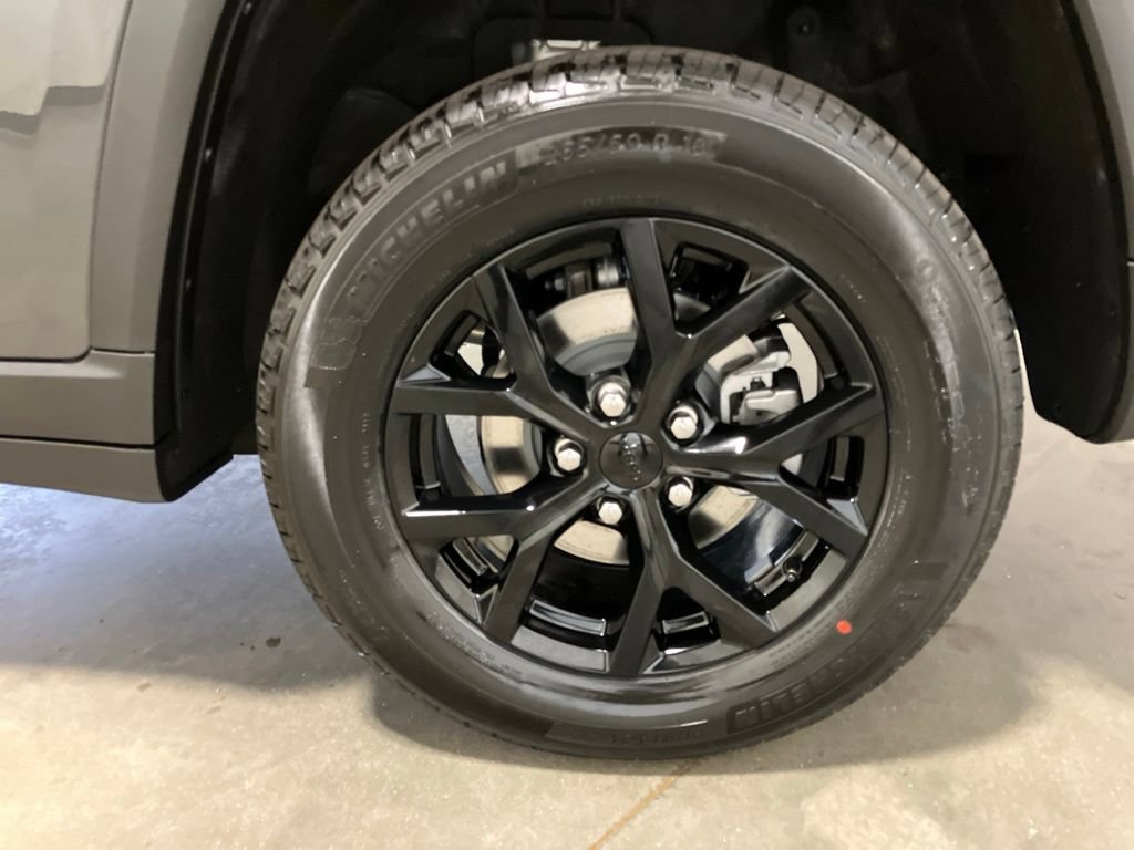 New 2026 Baltic Gray Metallic Clear-Coat Exterior Paint Jeep Laredo Altitude image 30