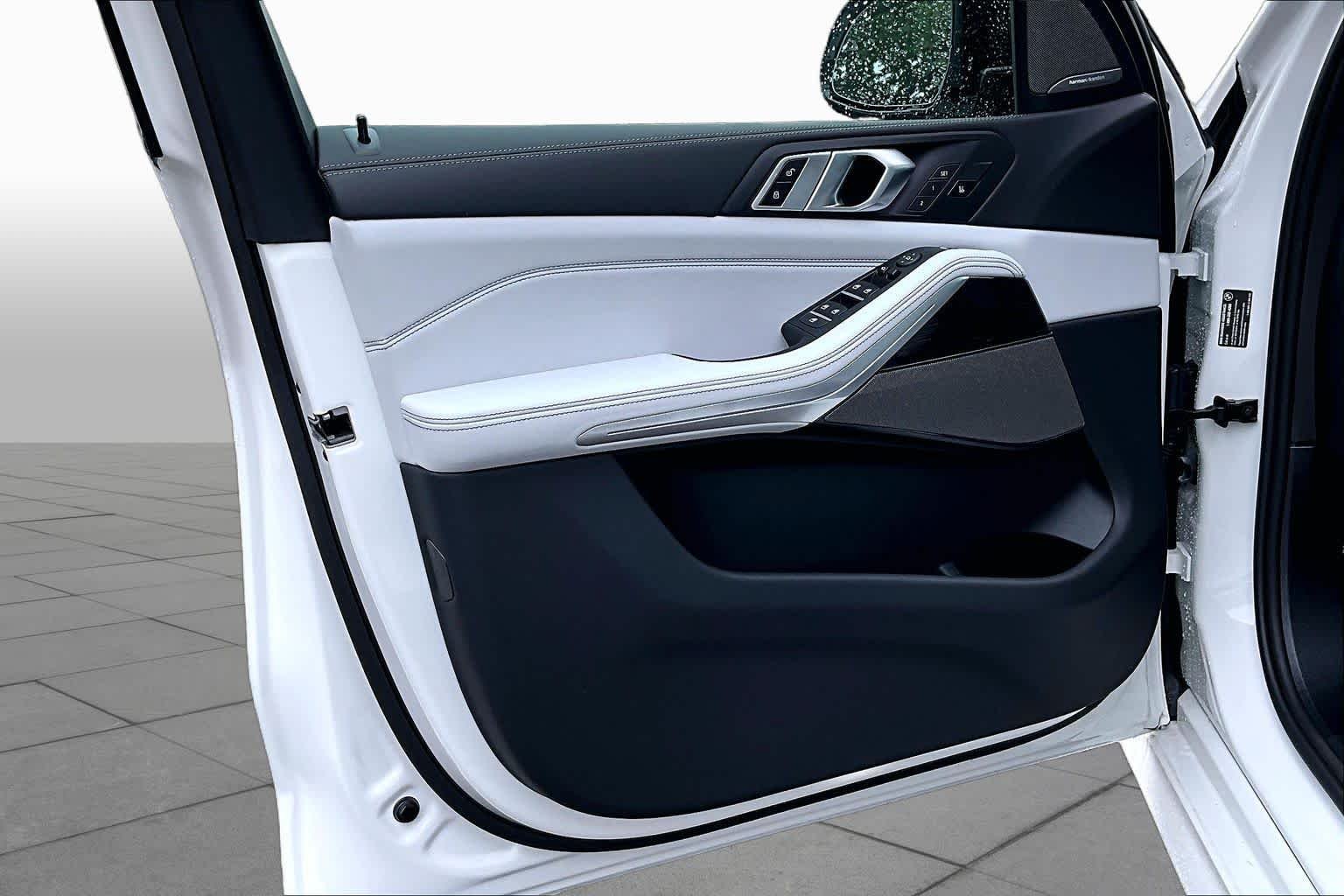 New 2026 Alpine White BMW xDrive40i image 10