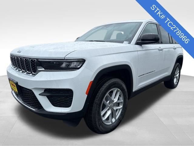New 2026 Bright White Clear-Coat Exterior Paint Jeep Laredo image 3