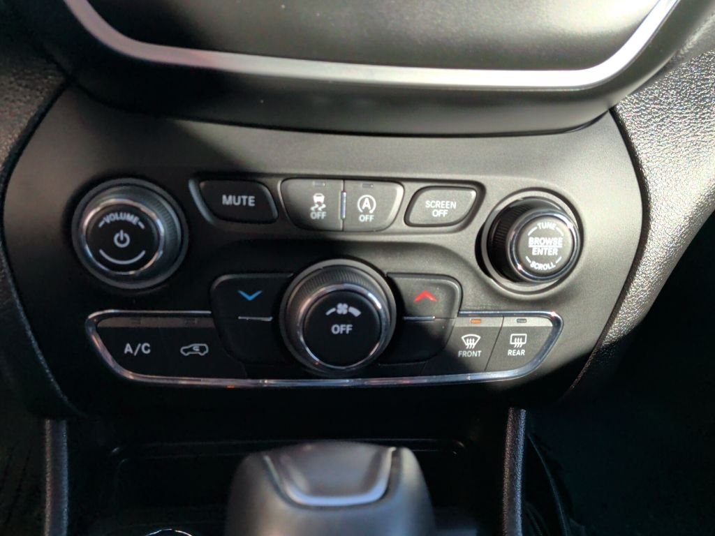 Used 2021 Slate Blue Pearlcoat Jeep Latitude Lux image 21
