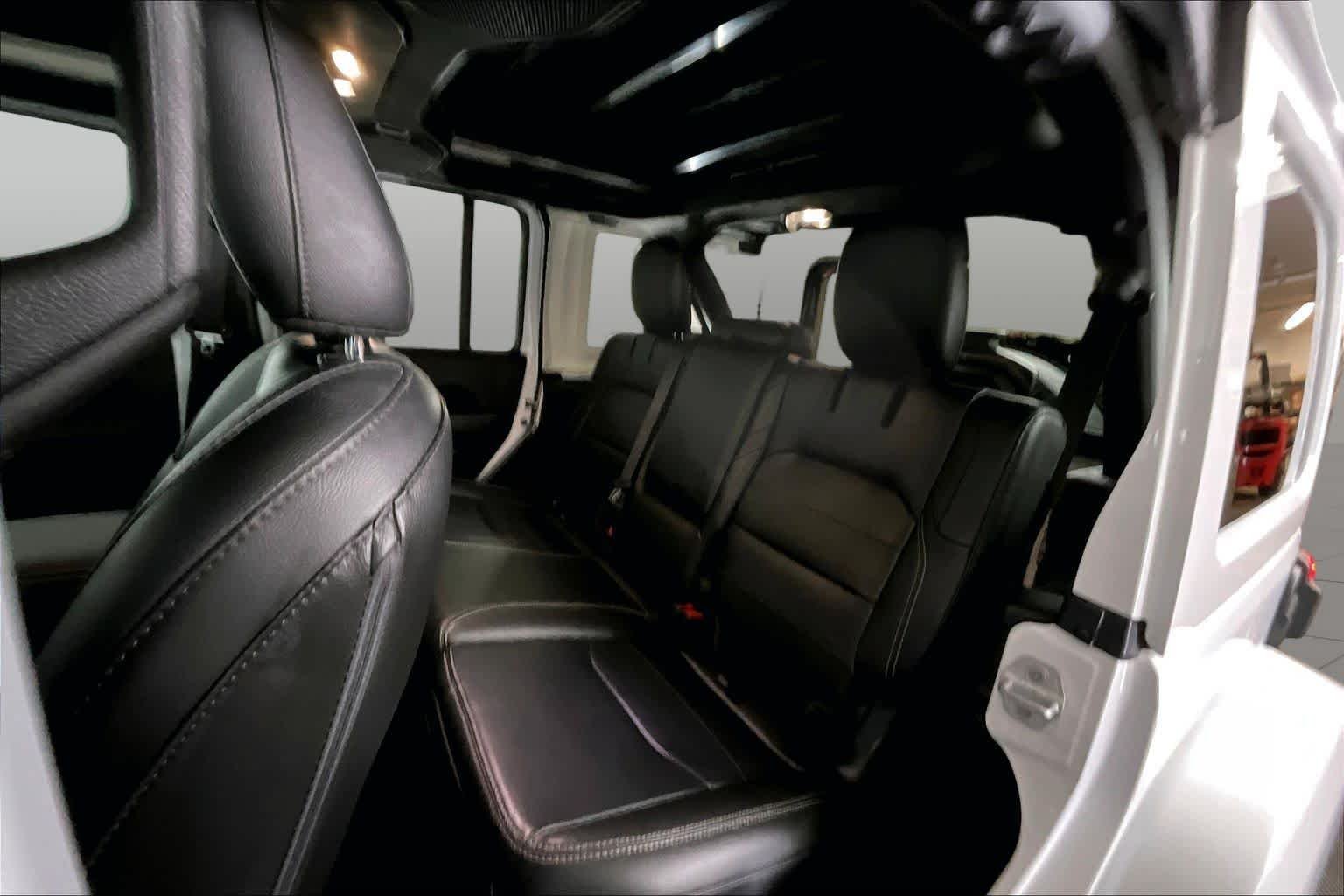 Used 2022 Bright White Clearcoat Jeep Unlimited Sahara image 20