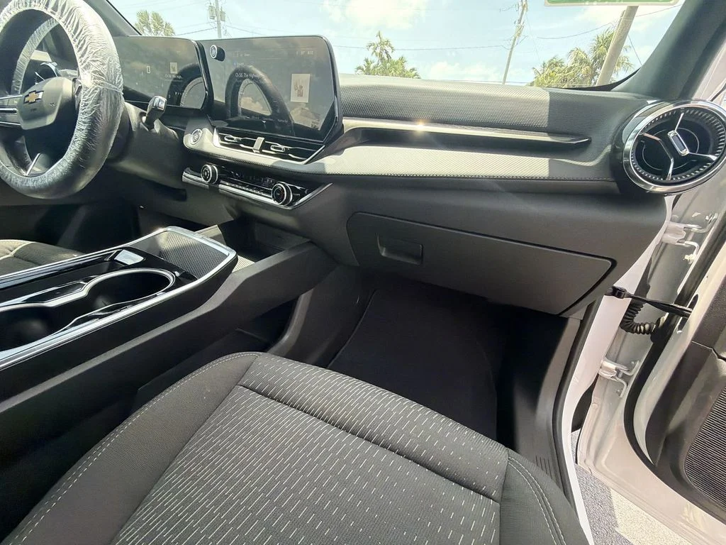 Used 2025 White Chevrolet LT image 36