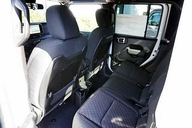 New 2026 Bright White Clear-Coat Exterior Paint Jeep Mojave image 24