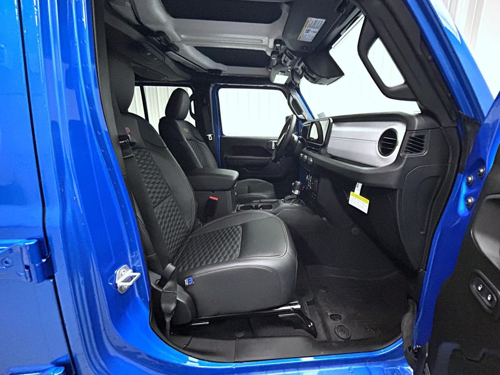 New 2026 Hydro Blue Pearl-Coat Exterior Paint Jeep Sport S image 15