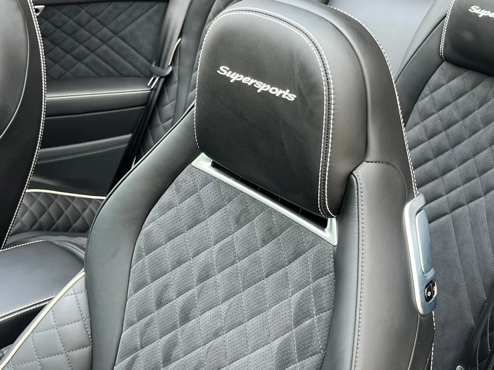 Used 2018 Black Bentley Base image 24