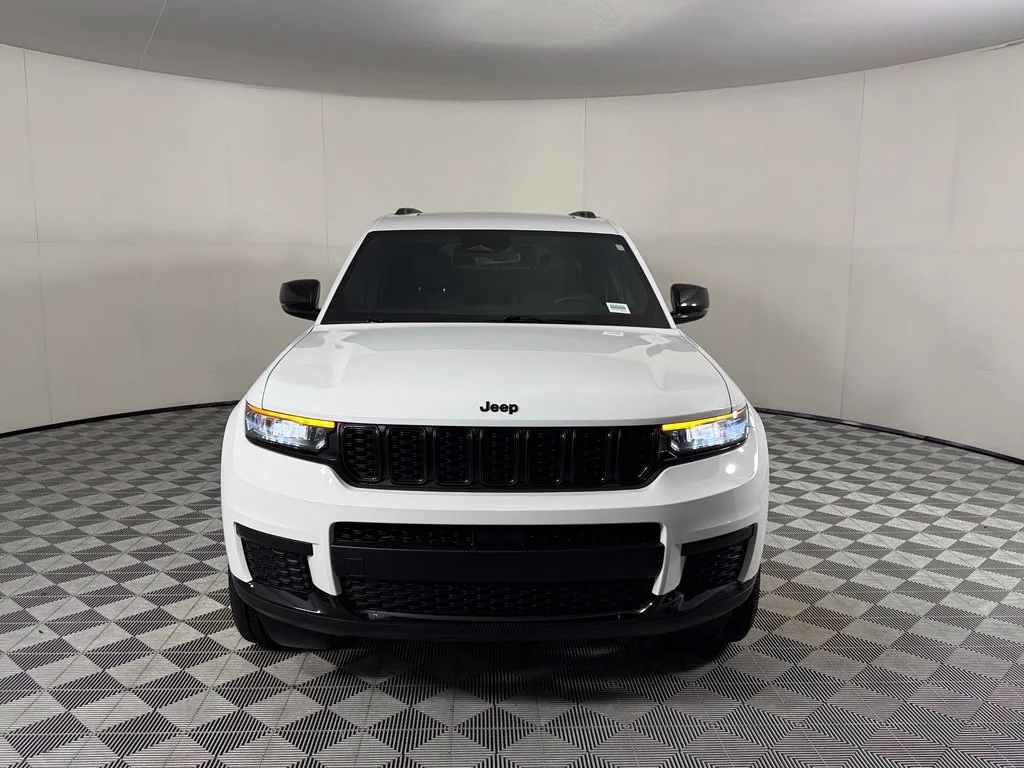 Used 2024 White Jeep Altitude X image 3
