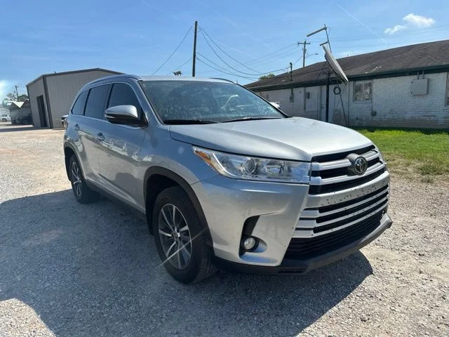 Used 2019 Silver Toyota XLE image 2