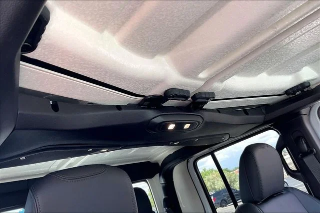 New 2026 Bright White Clear-Coat Exterior Paint Jeep Sahara image 30
