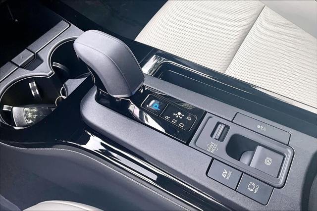 Certified Used 2025 WIND CHILL PEARL Toyota  image 16